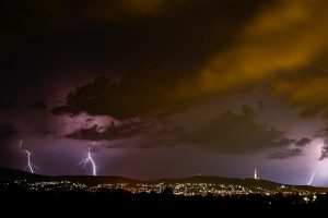 Narancs riasztás Pest vármegyére: heves zivatarok zárják a tavaszt