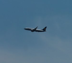 Ryanair profitzuhanás: olcsóbb jegyekkel védekeznek