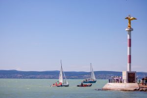 Balaton: Csúcskatamaránok száguldanak a Kékszalag előtt