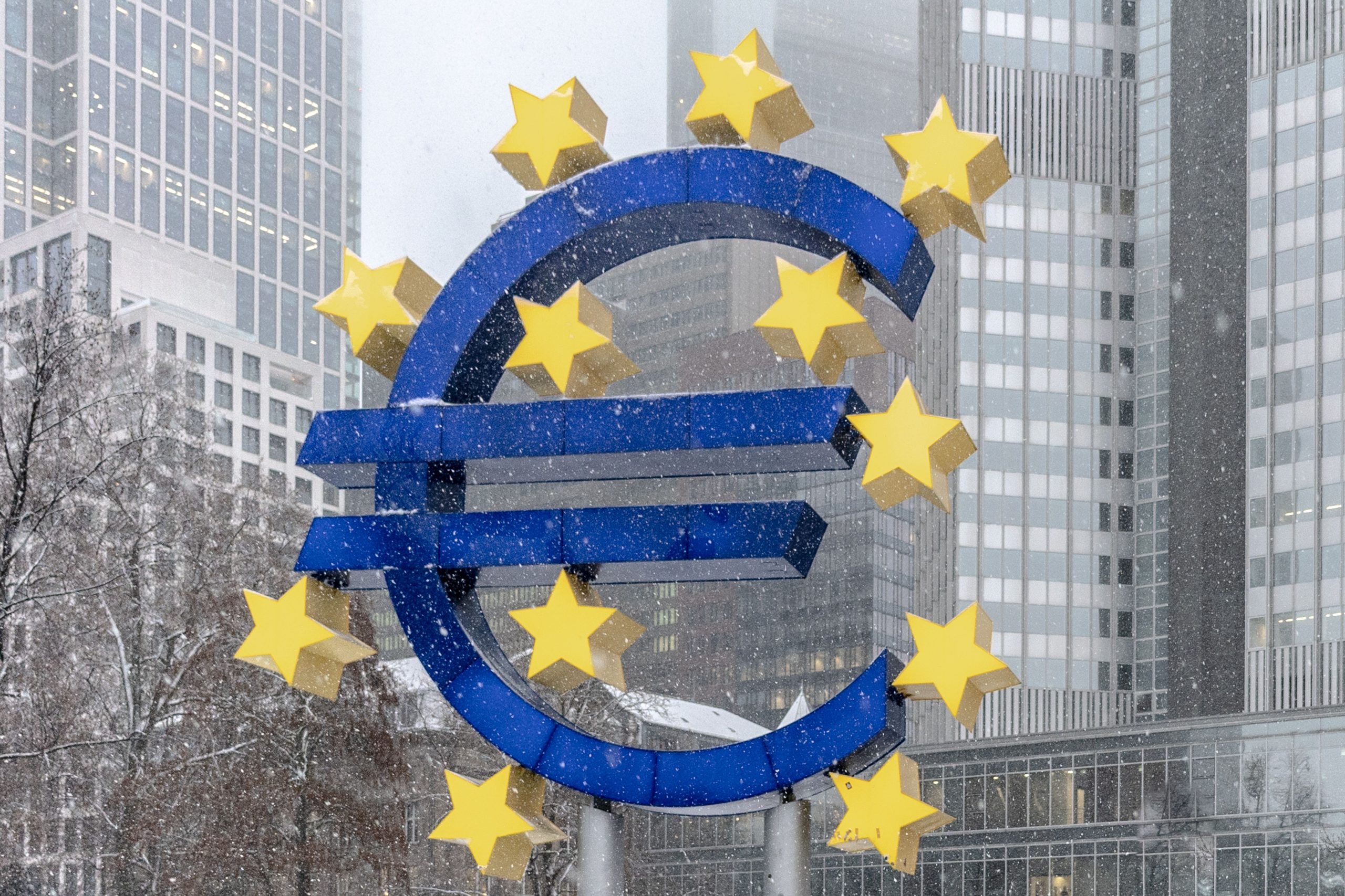 EKB-döntés: 2,25%-on tartja a betéti rátát, de az olajár miatt