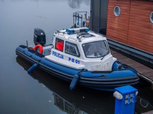 Iszapba süppedt a Velencei-tavon, vízirendőrök mentettek
