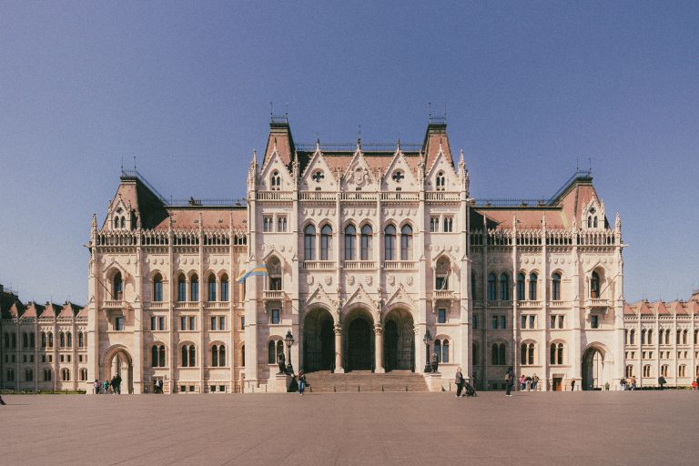 Parlament: 100 ezres iskolakezdés, új közmédia alapja